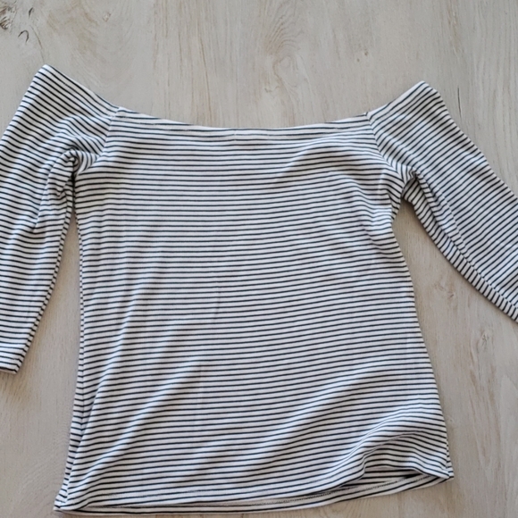 En Crème Off-Shoulder Quarter Sleeve - Picture 5 of 5